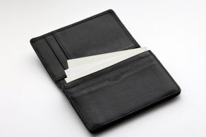 営業の名刺入れはどう選ぶ？営業成績に差がつく名刺交換のコツ