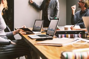 営業の朝礼鉄板ネタを探そう！モチベーションアップさせるやり方とは？