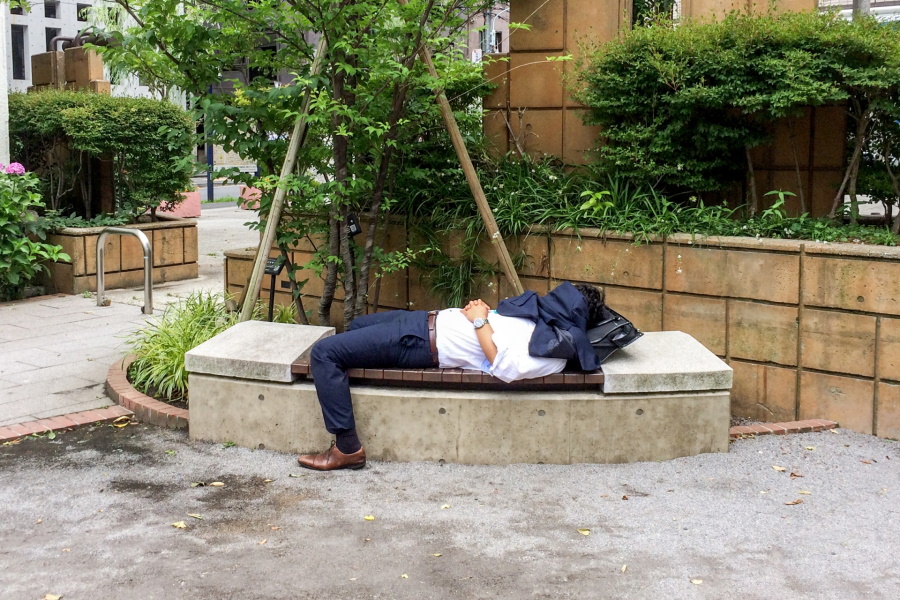 営業マンの昼寝はもはや常識!?仕事をサボるべき理由を解説!