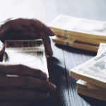 賄賂とは危険な贈り物|公務員や政治家を破滅させる賄賂の意味&罪